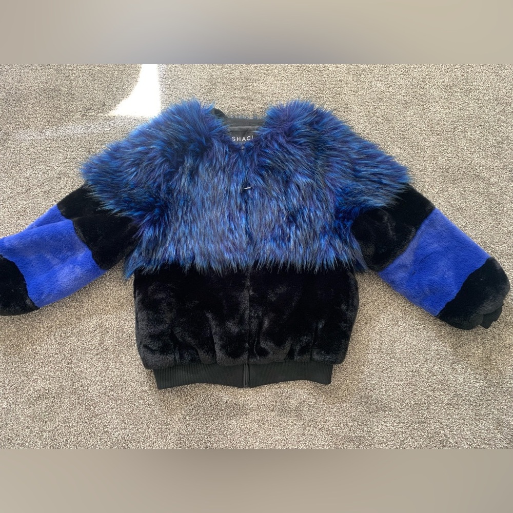 Shaci faux fur jacket. Women’s size Medium. Excellent condition.